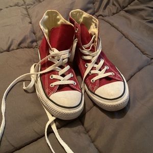 Garnet converse women’s 8, men’s 6